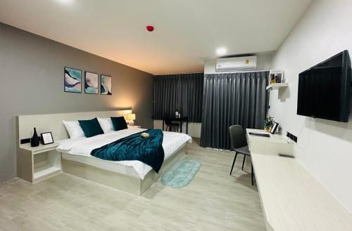 Aston Residence Hatyai的酒店客房,配有床和电视