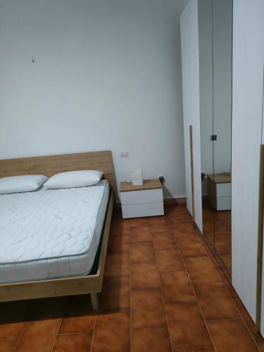 圣托斯特凡诺港La casa di Rosy的一间卧室配有一张床,铺有木地板
