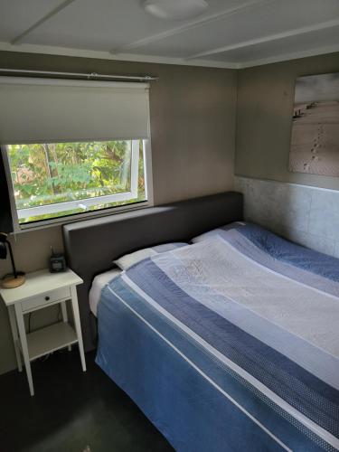RenswoudeChalet Renswouw的一间小卧室,配有床和窗户