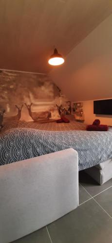 LievegemVakantiewoning Victors Hof tot 4 pers的卧室配有一张壁挂动物壁画的床。