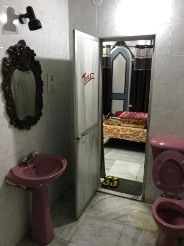 索兰Hotel Tip Top的一间带卫生间、水槽和镜子的浴室