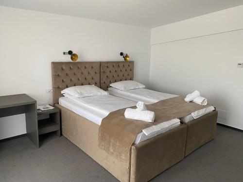 霍雷祖Hotel Maya的一间卧室配有一张大床和两条毛巾