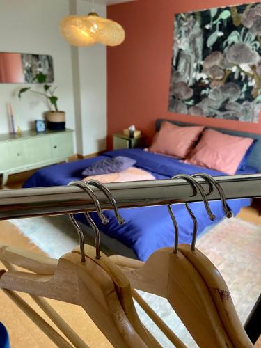 韦姆Champagne的一间卧室配有床和衣架。