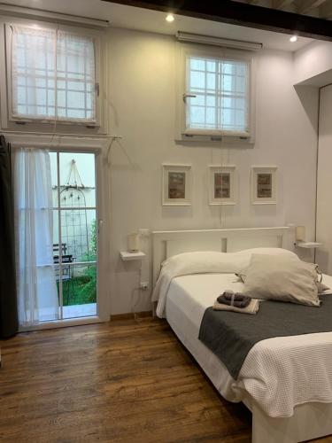 卢卡San Pierino Charming Rooms的白色的卧室设有床和窗户