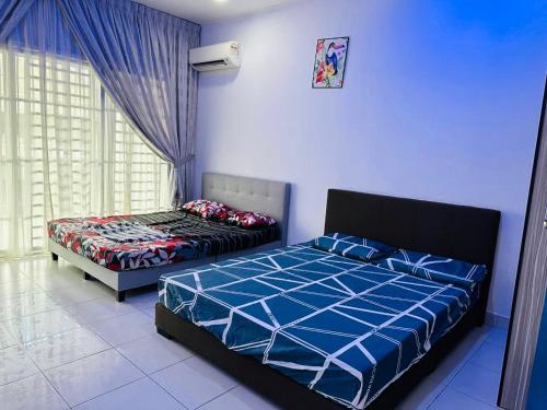 Kampung SeelungML Homestay的一间卧室设有两张床和窗户。