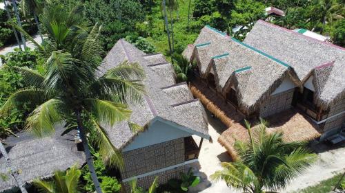 卢纳将军城M-Resort Siargao的棕榈树房屋的空中景致