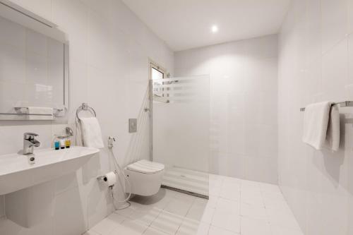 Qabāʼتريبل ستار Triple Star的白色的浴室设有卫生间和水槽。