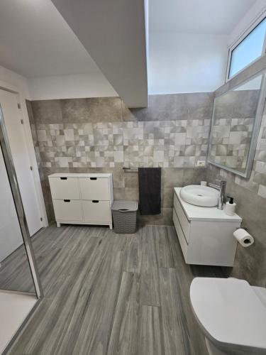 马斯帕洛马斯Chalet Luxury with privacy and Jacuzzi的浴室配有白色卫生间和盥洗盆。