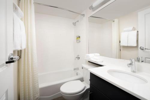亚历山德里亚Candlewood Suites Alexandria West, an IHG Hotel的白色的浴室设有卫生间和水槽。