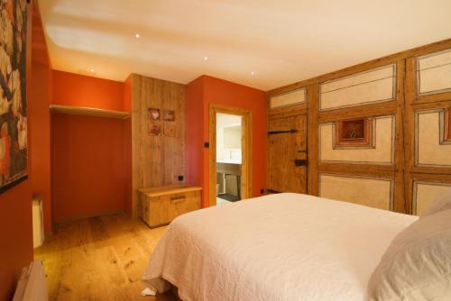 利克维Cour de Dinzheim的卧室配有白色的床和橙色的墙壁。