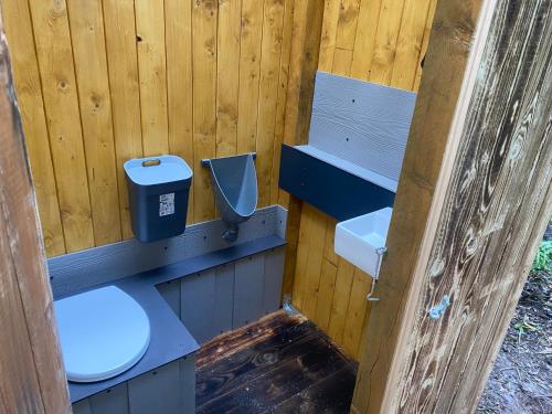 Baumzelte Mühlengrund的一间带卫生间和垃圾桶的浴室