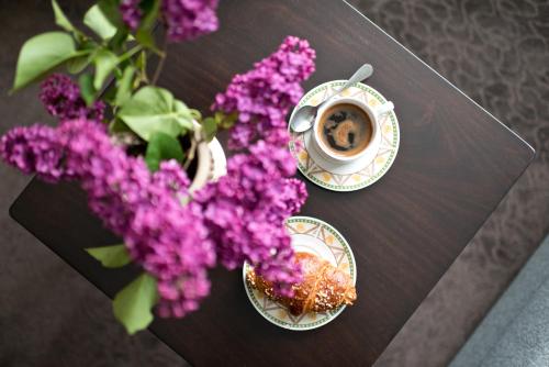 帕兰加维拉维卡旅馆的一张桌子,上面放着咖啡和紫色的鲜花