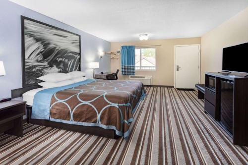 Marysville马里斯维尔速8汽车旅馆的配有一张床和一台平面电视的酒店客房