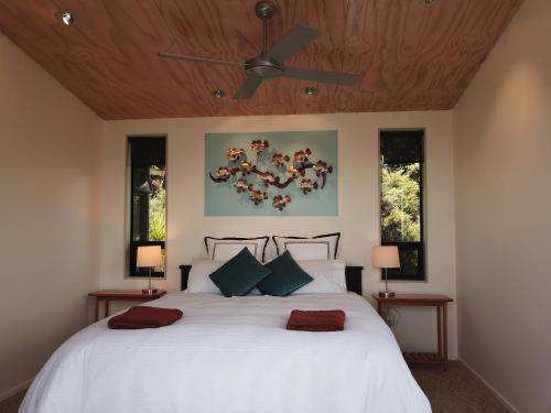 Whangarei HeadsTe Huia的卧室配有白色床和天花板