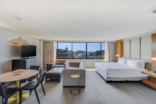 华盛顿Hilton Washington DC Capitol Hill的酒店客房设有床和客厅。