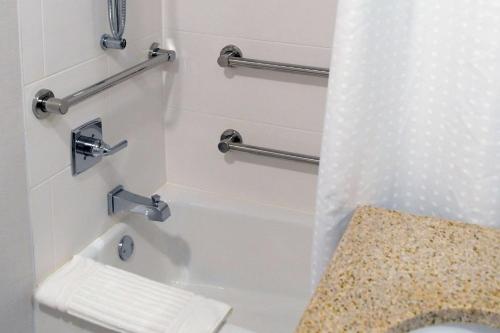 GermantownComfort Inn & Suites NW Milwaukee的一间带卫生间和水槽的浴室