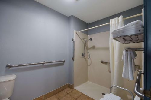 爱德蒙Quality Inn & Suites Oklahoma City North的带淋浴和卫生间的浴室