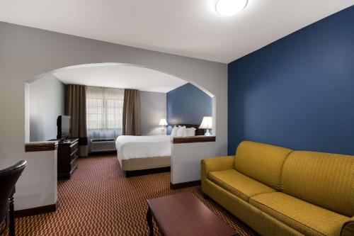 爱德蒙Quality Inn & Suites Oklahoma City North的酒店客房,配有床和沙发