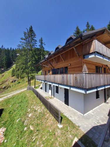 莫济列Primorka Golte的山坡上带木屋顶的房子