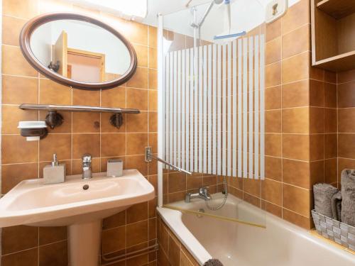 圣拉里苏朗Appartement Saint-Lary-Soulan, 1 pièce, 4 personnes - FR-1-296-350的浴室配有盥洗盆、镜子和浴缸