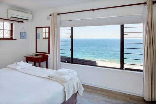 德班Garvies Surf house的卧室设有海景大窗户