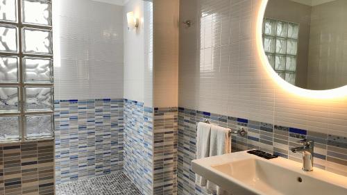蒂亚斯Casa Julia的一间带水槽和镜子的浴室