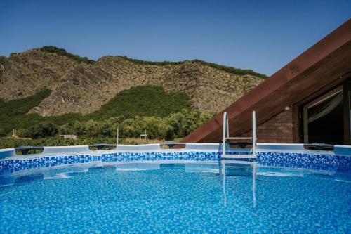 克瓦雷利Chateau Gremisio的山前带椅子的游泳池