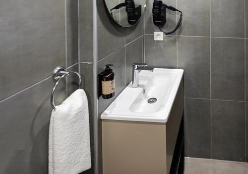 伊斯坦布尔Monezza Hotel Maltepe的一间带水槽和镜子的浴室