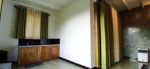 代尼耶耶Rain Forest Star的一间设有绿色和黄色窗帘和木制橱柜的客房