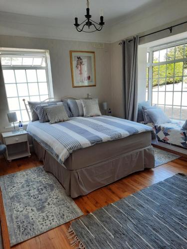 特里姆Butterhouse的一间带一张大床的卧室,位于带窗户的房间内
