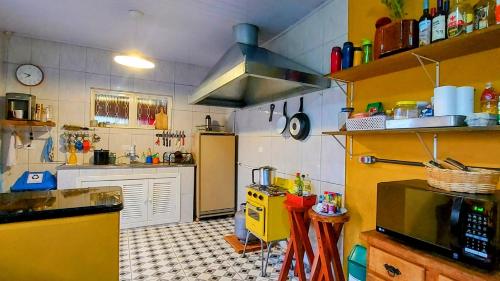 圣罗克Rancho Acácia São Roque的厨房配有黄色炉灶和黄色冰箱