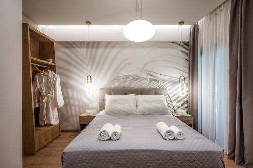 海若克利欧Amalia's Luxury Apartment 2的一间卧室配有一张床,上面有两条毛巾