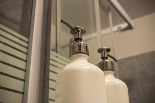 塞格德“A”公寓的浴室水槽上的一个瓶子的壁橱