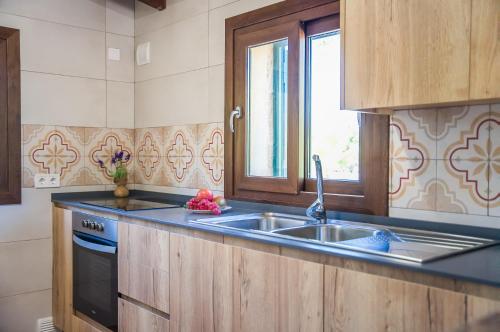 埃尔波特Ideal Property Mallorca - Rotes的厨房设有水槽和窗户。