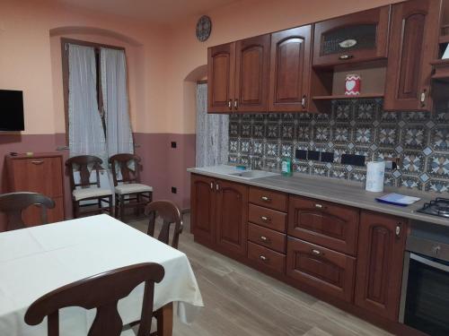 迪亚诺马里纳Albergo Jolanda的厨房配有木制橱柜和桌椅