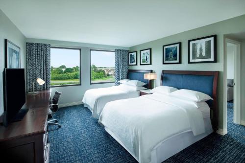 费城费城机场喜来登套房酒店的酒店客房设有两张床和电视。