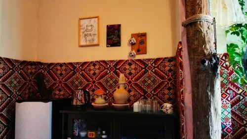 瓦迪穆萨Grandma's house的一间房间的一个角落,墙上有瓷砖