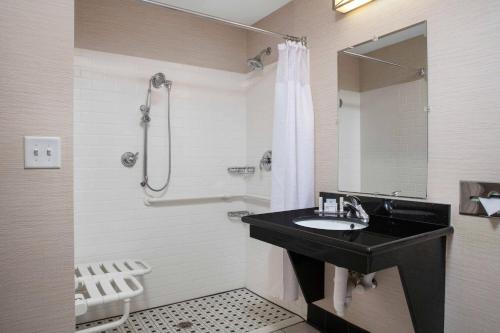 奥古斯塔Fairfield by Marriott Inn and Suites Augusta Fort Eisenhower Area的一间带黑色水槽和淋浴的浴室