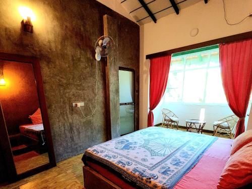 瓦斯卡杜瓦Happy Cocos Beach House的一间卧室设有一张床、一个窗口和一张桌子
