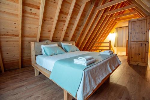 法拉尔雅Kidrak Hotel的小木屋内一间卧室,配有一张床