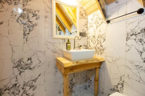 法拉尔雅Kidrak Hotel的一间带水槽和镜子的浴室