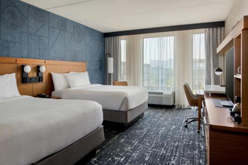 费城费城南海军船坞万怡酒店的酒店客房配有两张床和一张书桌
