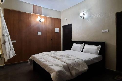 蒂鲁帕蒂Tejovrishananda Luxury Stays的一间卧室设有一张带木墙的大床