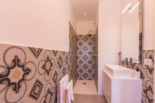 CossignanoRelais Tenuta Santori的浴室配有卫生间、盥洗盆和淋浴。