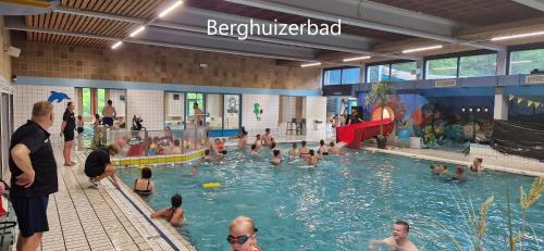 WapenveldLa Vita Veluwe的一群人在游泳池里