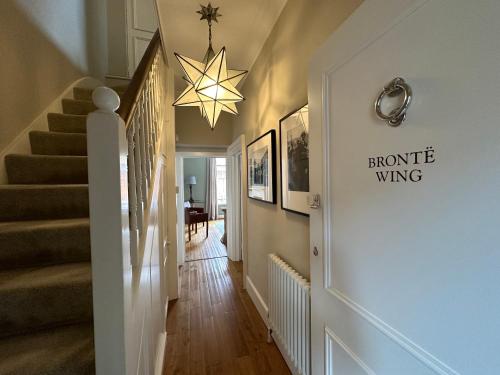 拉伊The Brontë Wing at The Apothecary Rye的走廊上设有楼梯,墙上有星星