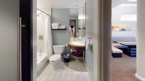 奥兰多Bay Lake Tower at Disney's Contemporary Resort的浴室配有卫生间、盥洗盆和浴缸。