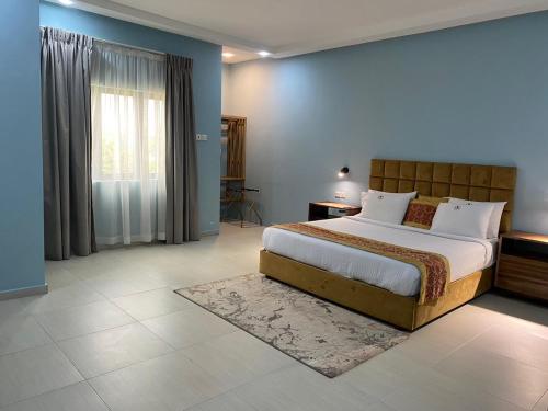 Breezes Beach Resort的一间卧室设有一张大床和一个窗户。