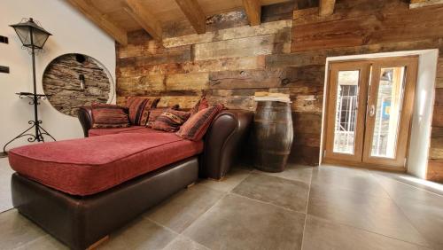 BussolenoWidy's House的客厅设有真皮沙发和木墙