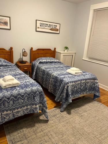 波士顿Spacious Apartment in Boston的一间带两张床的卧室和地毯